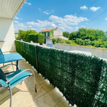 Bright Nest With Lovely Balcony In Apartment *